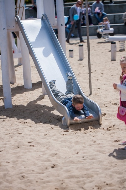 Lars Laj  ساحات اللعب, الانزلاق