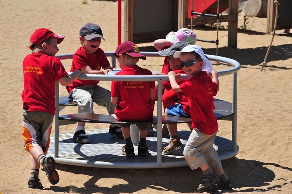 Lars Laj  ساحات اللعب, الدوران