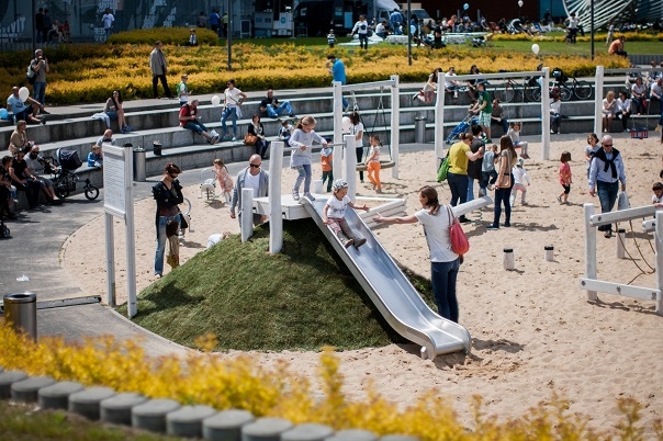 Lars Laj  ساحات اللعب, الانزلاق