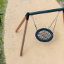 أرجوحة Single Swing (BNS 90cm) بإطار معدني وأرجل خشبية مع مقعد شبكي دائري.