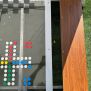HPL Bench Chess and ludo game مع سطح زجاجي وألوان لألعاب الشطرنج ولودو مع مقعد خشبي.