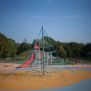 شبكة تسلق Powerclimber climbing net على ملعب أطفال مع هيكل معدني وأحبال زرقاء.