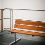 Bench, Steel Contruction مقعد خشبي بإطار فولاذي على سطح خارجي.